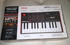 Akai Professional Mpk Mini Play - Mini Controller Keypad With Speakers   new  