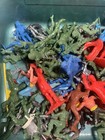 Vtg Lot Plastic Army Men Toy Soldiers  Indians  Horses In Metal Green Box Read