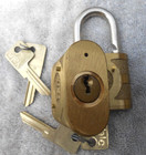 2  Nos Vintage  Yale  Padlocks With 4  0-bitted Keys Locksmith Re-key