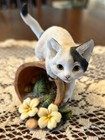 Vintage Country Artists Cat W Flower Pot Figurine Ca02226    2001