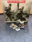 King   Country Battle Of The Bulge Bba017 Helping A Buddy Two Figure Set Nib