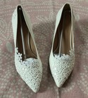 Womens Sz 9 White Pumps Floral Lace Embellishment Wedding Shoes 2 5    Heels
