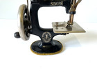 Antique Vintage Singer Mini Sewing Machine Iron Model 20  Child s Toy Hand Crank