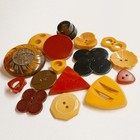 16 Mixed Bakelite Buttons   Various Colors Shapes Carved Etc   1 2  To 1-7 16 