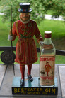 Vtg Beefeater Gin Yeoman Statue 17    Kobrand Ny Distributor Display Bottle Only