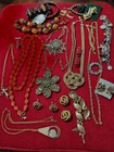 Lot-1 7lb  25  Vintage Jewelry Items Lisner  Sarah Cov  gerri s  Monet  Avon