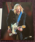 Tom Petty Signed 16x20 Concert Photo W  Beckett  bas  Loa
