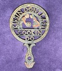 Vintage Wilton Black Cast Iron Kissin Don t Last Cookin Do Amish Couple Trivet