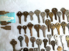 Mixed Lot Of 100   113 Vintage Lock Padlock House Miscellaneous Keys 2 Lbs