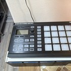 Native Instruments Maschine Mikro Groovebox  16 Pad Triggers  Black Tabletop