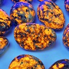 High Quality Yooperlite Glowing Palm Stone Uv Reactive Healing Crystal Gemstone