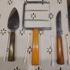 Lot Of 8 Bakelite Dinner Knives Cheese Servers 1 Green   Butterscotch Vintage 