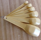 Vtg 6pc Nesting Plastic Measuring Spoon Set Euc Yellow  Metal Ring  Retro