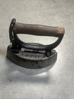 Antique Sensible No  4 N r s    Co Cast Sad Iron Lace Iron Detachable Handle