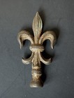 Ds-262 Vintage Small Cast Iron Fleur-de-lis Finial Lamp Flag Staff Drapery Rod