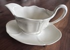 Wedgwood Etruria   Barlaston Queens Shape Cream Color Gravy Boat plate Excellent