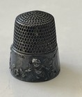 1905 - Antique Simons Brothers Sterling Silver Thimble - Cherub   Floral Garland