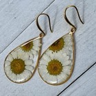 Min Favorit Pressed Daisy Flower In Epoxy Pendant   Gold Artisan Drop Earrings