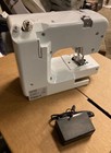 Singer M1000 Mending 32 Stitch Sewing Machine White Used No Pedal   No Accessori
