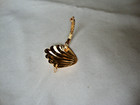 Vtg 1970s Scalloped Seashell Gold Tone Hinged W  Safety Catch Dress scarf Clip