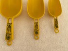 Vintage Retro Set 3 Nesting Yellow Plastic Kitchen Scoops Green Floral Handles