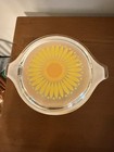 Pyrex Yellow white Sunflower Round Glass Casserole Dish 1 1 2 Pt W  Lid 472-b