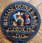 Vintage Wilton Black Cast Iron Kissin Don t Last Cookin Do Amish Couple Trivet