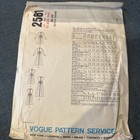 Vintage Vogue Basic Design Dress Pattern   2581 Size 10 Mod Cool
