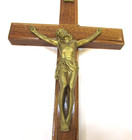 Vintage 70 s Cast Goldtone Metal Jesus Crucifix Wood 6x11 Christian Wall Cross