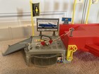 Vintage 1995 Mattel Hot Wheels Sto  go Chevrolet Dealership Playset