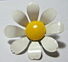 Vtg Button 60s Realistic Metal Enameled White Daisy Flower W Metal Shank 1 1 4 