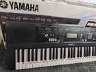 Yamaha Ez-220 Electric Keyboard 61 Key Lighted Touch Sensitive Portable Piano