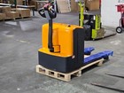 6 500 Lb Capacity Electric Pallet Jack     Includes Batteries And Charger