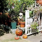 Halloween Skull Stake Decoration Rustic Metal Skull Head Decor Wearing Hat Tie G