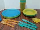 Vintage Plastic Picnic 25 Piece Set Plates  Cups  Bowl  Silverware W carry Case 