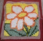 Vtg 1970 s Finished Latch Hook White Daisy  a19 