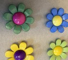 Vintage Daisy Flower Rainbow Plastic Realistic Buttons Lot 24 2-piece Multicolor