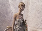 Lladro   1495  a Lady Of Taste  Porcelain Figurine Tall  15  