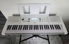Yamaha Ez-300 61-key Touch-sensitive Keyboard White Piano Ez300 With Piano Stand