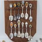 Vtg Souvenir Spoon Display Rack   26 Spoons Us States Cities Parks Countries