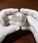 2      0      2      4          2024 1 Oz Canadian Maple Leaf Bu C0-i-n In Capsule   999  -bu
