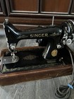 Vintage 1930   s Singer Sewing Machine With Wooden Case And Key