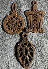 Set 3 Vtg 5    Cast Iron Trivet Set Rust Patina Farmhouse All Marked One Is Wilton
