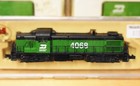 New Lot Of 5 N Scale Burlington Northern Atlas Locomotive 42001   5 Bn Cars