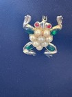Adorable Sterling 1 1 4  Frog Pin With Pearl Body   Green Stone Forelimb  legs