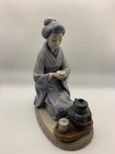 Lladro 5122  august Moon -retired Geisha Serving Tea   charm And Excellence 