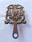 Vtg Antique Brass Kettle Trivet 8 75   l Footed Gramma Chic Wall Hanging Country