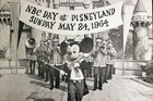 Disneyland Cover 1964 Nbc Employee Magazine Walt Disney Award Fess Parker Mingo