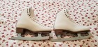Riedell Women s Size 7 5 White Figure Skates With Blade Covers  Good Condition