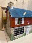 Vtg  Louis Marx   Co 1950s Tin Metal 2 Story Colonial Dollhouse Patio Figurines